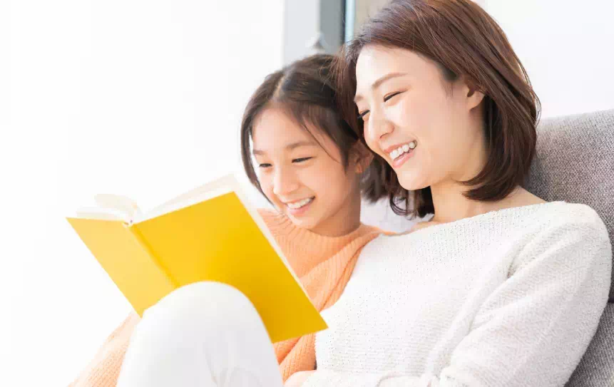 お子様連れの女性の画像