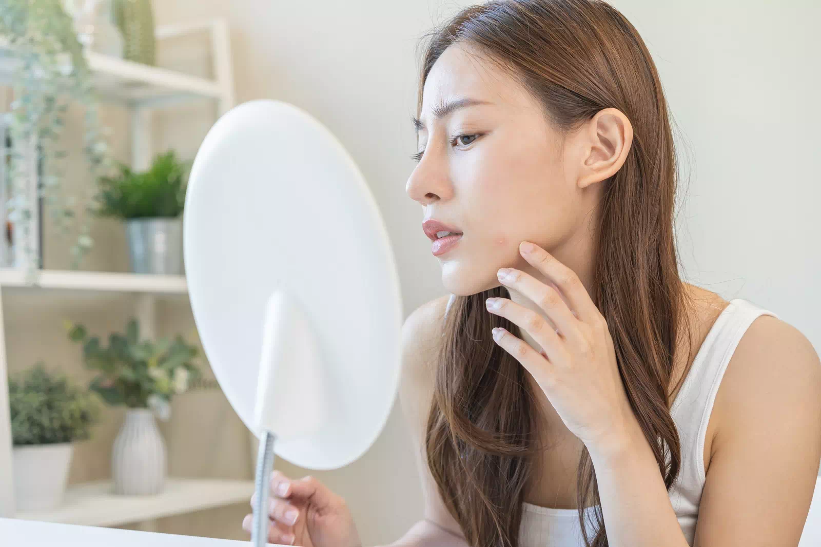 ニキビを気にする女性の画像